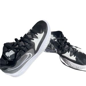 Nike Men’s Kyrie Low 4 TB Basketball Shoes Black Gray
Size 11